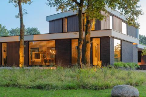 Eigentijdse woning met warme look dankzij houten gevelbekleding