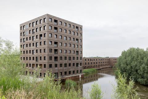 Biobased woningbouwproject Switi in Amsterdam met gevel in thermisch bamboe