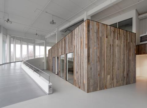 Barnwood wandbekleding geeft warme touch aan moderne kantooromgeving