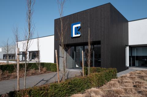 Zwart-wit gerestylede voorgevel bedrijfspand