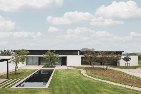 Minimalistische villa in zwart-wit opgetrokken in CLT