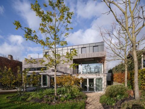 Moderne dijkvilla met voorvergrijsde gevelbekleding in HOTwood essen