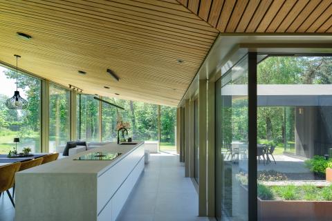 Houten plafond in thermisch Clear Pine Open Line met onzichtbare bevestiging