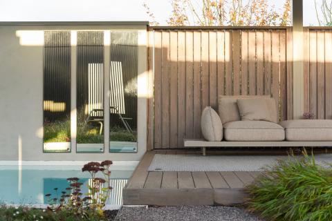 Houten shutter met beweegbare lamellen voor privacy en bescherming op terras