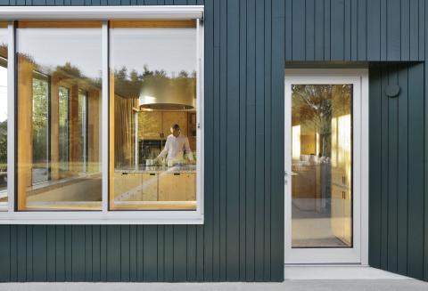 Passiefwoning met houten gevelbekleding in trendkleur Emeraude