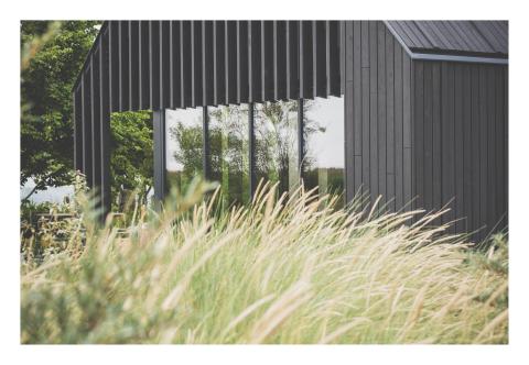 Bio-ecologische woning bekleed met zwarte gevelbekleding