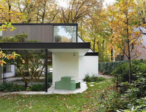 Strakke witte villa met warme houtaccenten in gevel