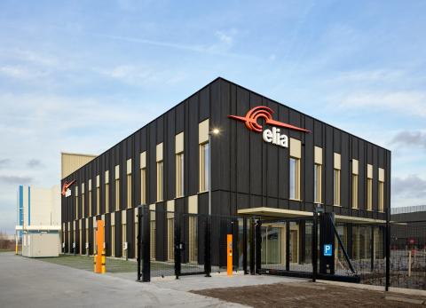 Bedrijfsgebouw Elia met gebrande bamboe gevelbekleding