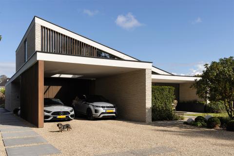 Moderne villa met strakke verticale lijnen en warme accenten in hout