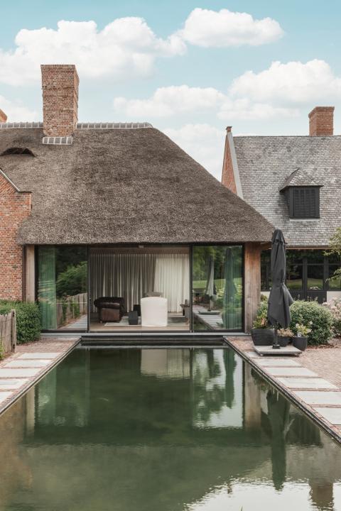 Eiken aanbouw met rieten dak