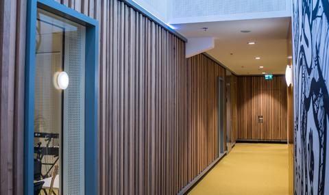 Houten wandbekleding Centre Céramique Maastricht
