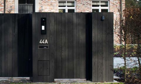 Houten tuinpoortje voor voetgangers naast schuifpoort