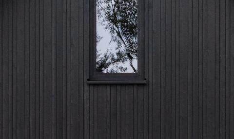 Zwart houten gevelbekleding met Jump Line