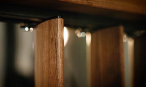 Luxe houten shutter met ellipsvormige lamellen voor binnen en buiten