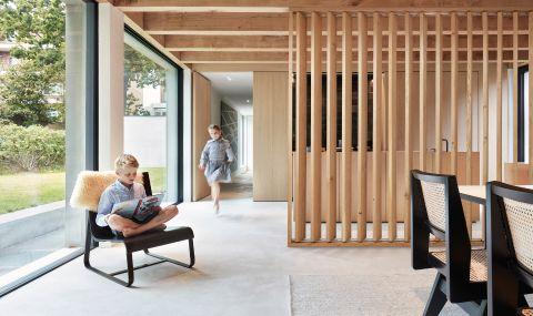 Houten roomdivider als functioneel designelement in woning