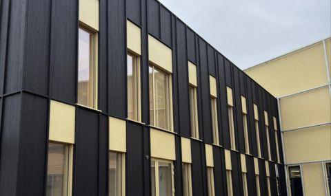 Elia Service Center in houtbouw met zwarte houten gevelbekleding van Carpentier