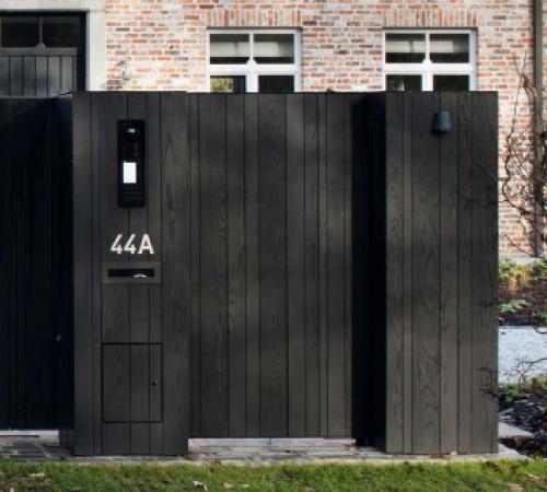 Houten tuinpoortje voor voetgangers naast schuifpoort