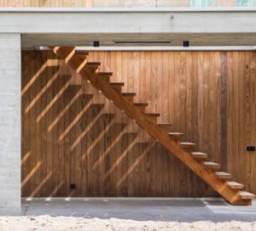 Verticale open gevelbekleding in thermisch Clear Pine