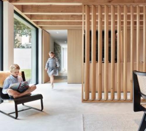 Houten roomdivider als functioneel designelement in woning