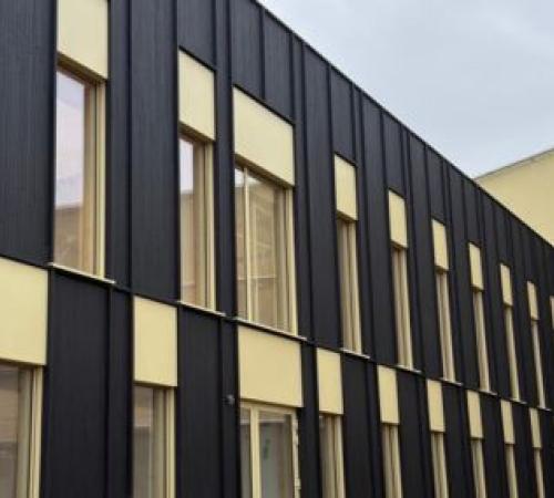 Elia Service Center in houtbouw met zwarte houten gevelbekleding van Carpentier