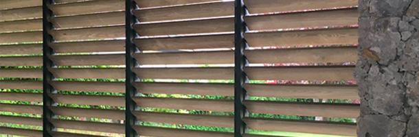Outdoor raamshutters in bijgebouw