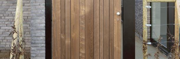 Houten tuinpoortje in HOTwood essen naast de woning