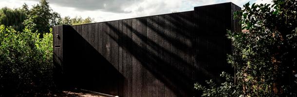 Houten draaipoort in gebrand hout
