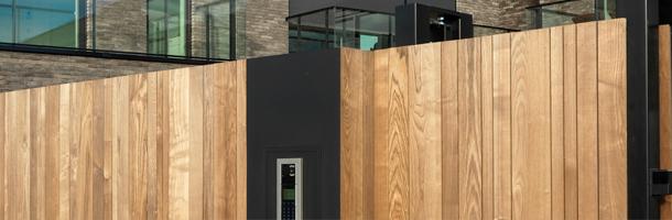 Houten schuifpoort in HOTwood essen met aluminium kader
