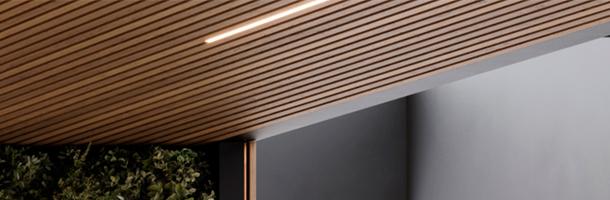 Akoestische plafond met geïntegreerde verlichting