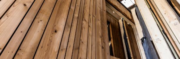 Prefabwanden voor houtskeletbouw met houten gevelbekleding 
