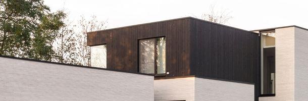 Optopping in houtskelet bij moderne traditionele woning