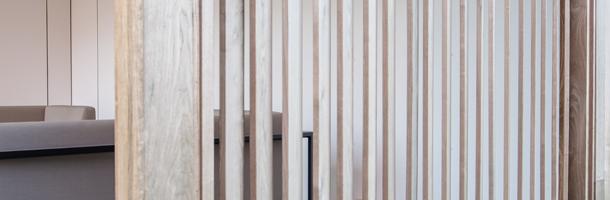 Verticale houten shutters als zijwand in bijgebouw