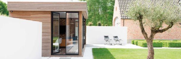 Modern tuinkantoor met zicht op tuin