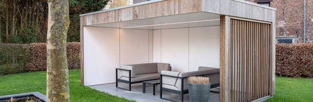 Open houten poolhouse op maat met houten shutter als zijwand