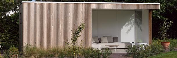 Houten tuinberging op maat met terrasoverkapping