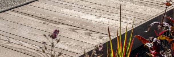 Nette randafwerking houten terras in dezelfde houtsoort