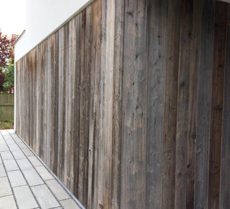 Barnwood geeft robuuste uitstraling aan gevel van moderne witte villa