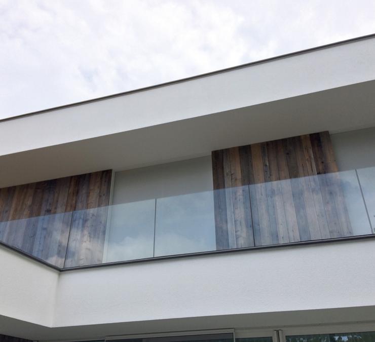 Barnwood gevelbekleding als robuust accent in moderne villa