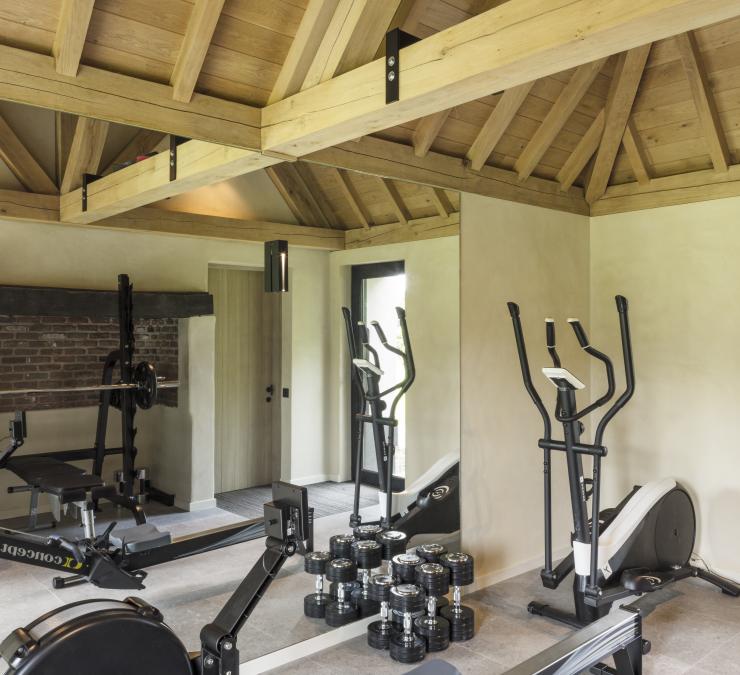 Eiken dakbeschot zichtbaar gelaten in fitnessruimte