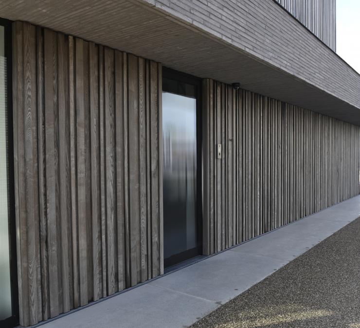 Houten gevelbekleding huisartsenpraktijk Meulebeke