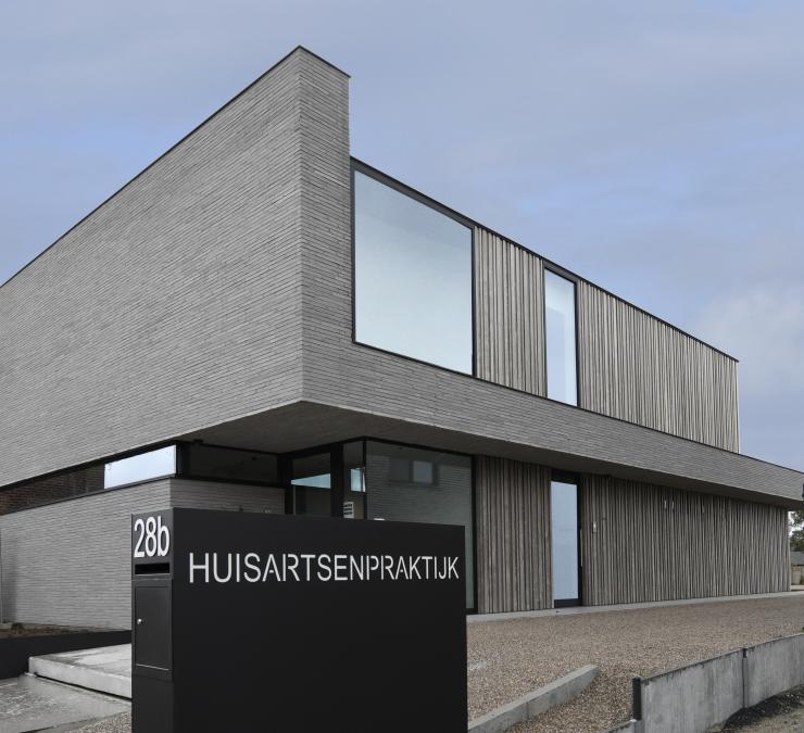 Houten gevelbekleding huisartsenpraktijk Meulebeke