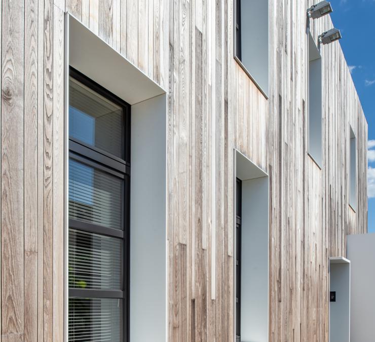 Houten gevelbekleding showroom De Keukenarchitecten, Denderleeuw