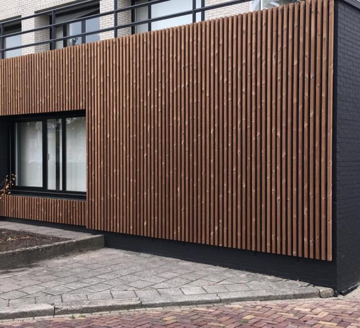 Gevelbekleding thermisch naaldhout kantoorgebouw Goes