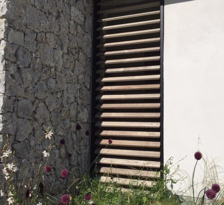Eiken shutters met horizontale lamellen bijgebouw Vlaams-Brabant