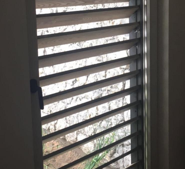 Eiken shutters met horizontale lamellen bijgebouw Vlaams-Brabant