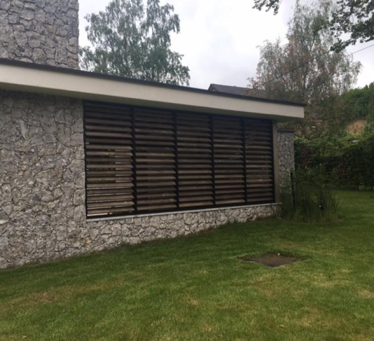 Eiken shutters met horizontale lamellen bijgebouw Vlaams-Brabant