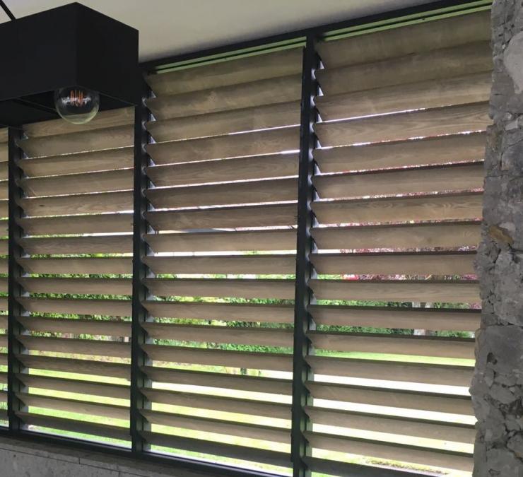 Eiken shutters met horizontale lamellen bijgebouw Vlaams-Brabant