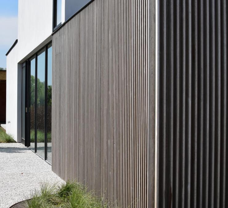 Houten gevelbekleding moderne woning Zottegem