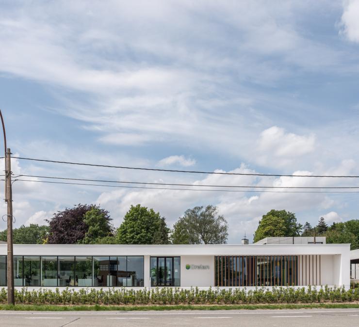 Vaste lamellen als zonwering voor raam kantoor Roeselare | Carpentier