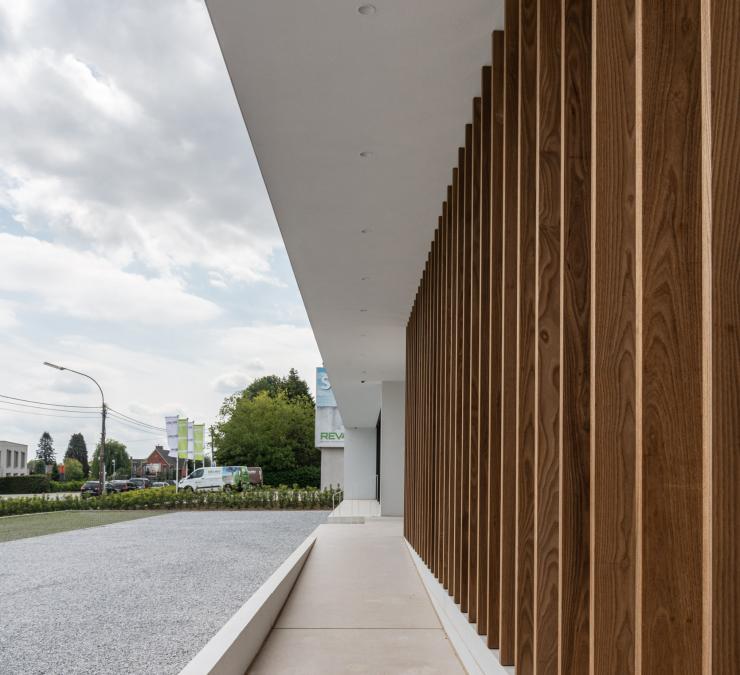 Vaste lamellen als zonwering voor raam kantoor Roeselare | Carpentier